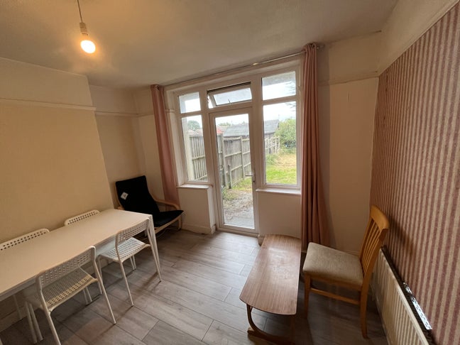 Good deal/Spacious double rooms Main Photo