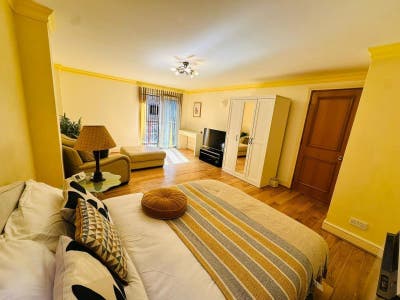 🌉 Huge Double Room w/ Balcony|Tower Bridge Living Main Photo