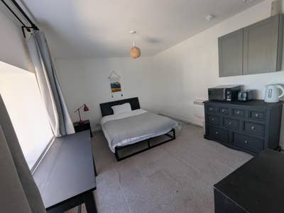3 bed shared apartment near airport Main Photo