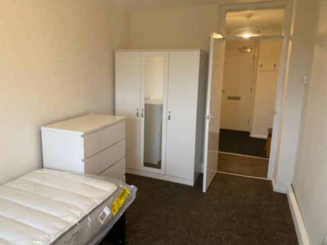 Semi Double Room – M40 – Manchester Main Photo