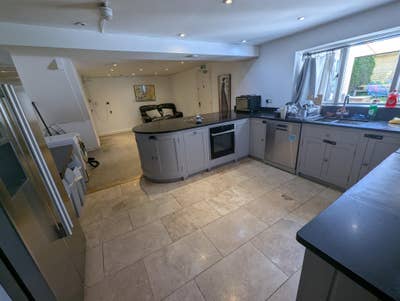 3 bed private or shared apartment near airport Main Photo