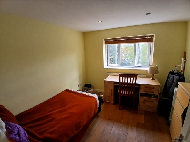 Lovely room close to  tube  Main Photo