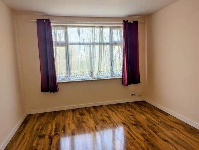 2 Bedroom Maisonette to Rent – IG2– Private Garden Main Photo