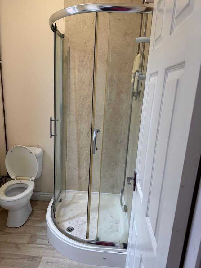 Beautiful studio flat available to rent on top of  Main Photo