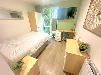 En Suite Rooms available Now in Beeston &pound;700pcm  Main Photo