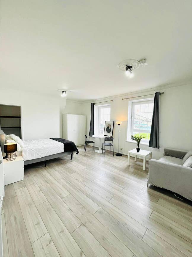 Renovated XXL Room w Oval View next to Vauxhall Main Photo