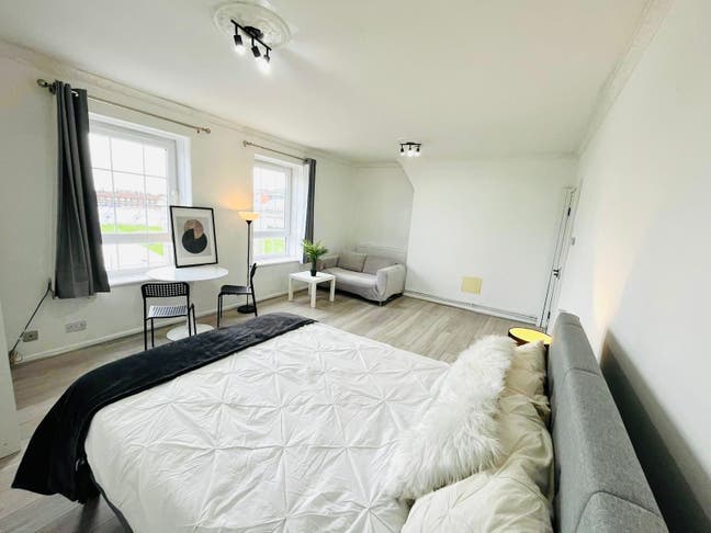 Renovated XXL Room w Oval View next to Vauxhall Main Photo
