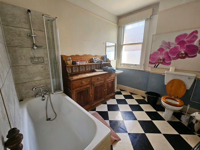Bright double with own bath 2mn from South Ealing Main Photo