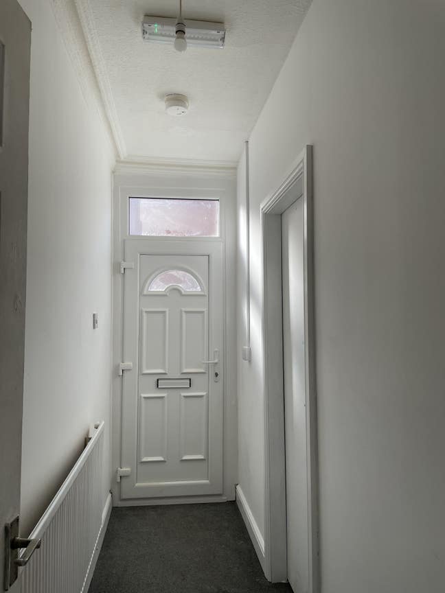 Spacious 4-Bed House for Professionals – WiFi Incl Main Photo