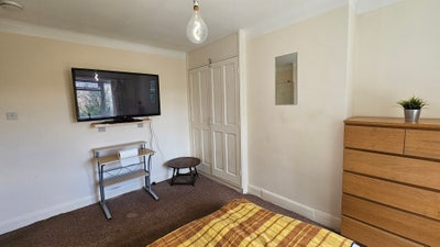 Beautiful light, large double bedroom Main Photo