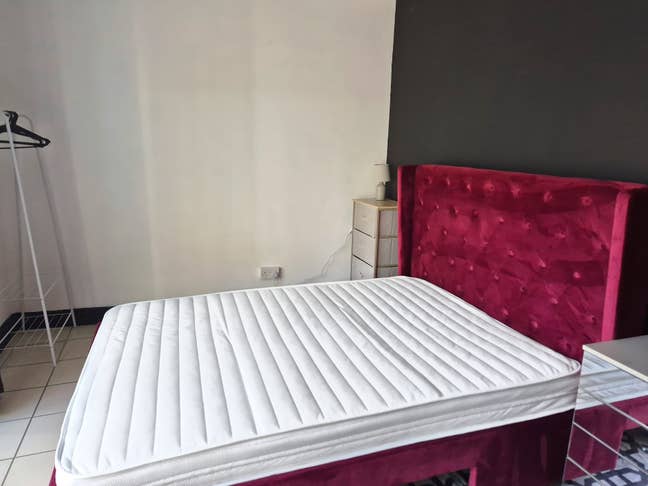 Large Studio Room with En-suite, Furnished Main Photo