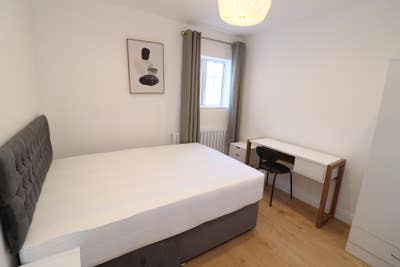 Modern Room Steps from Shoredich - E1 Main Photo