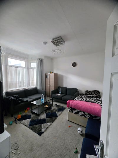 Double bed room available near seven kings station Main Photo