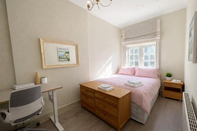 Large 1 Bed Flat in High Street Kensington  W8 Main Photo