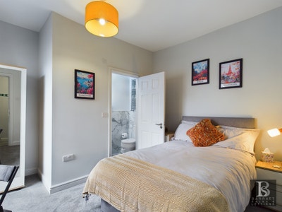 Stunning & spacious double room near Station Main Photo