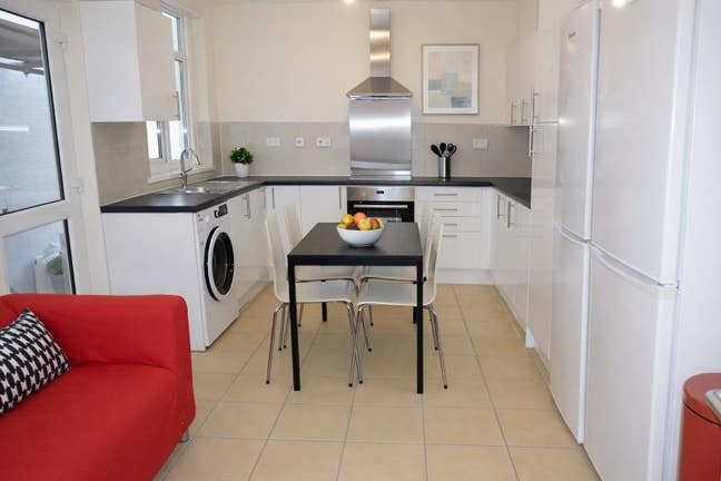 Furnished Double bedroom in a six bed houseshare Main Photo