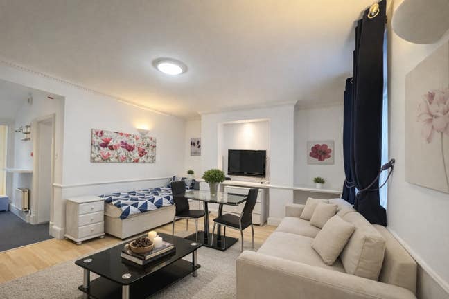 Spacious One-Bed Flat with a Private Patio in SW3  Main Photo