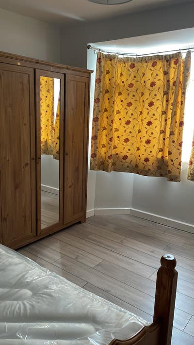 2 rooms available, redecorated ready to move in Main Photo