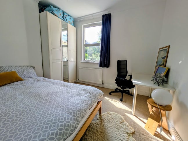 Bright, spacious double bedroom Main Photo