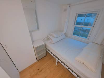 Room Wih Shower Caledoneon Station  Main Photo