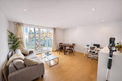 Balcony 🧹24/7Concierge 🌳Garden 🚲Bike Storage Main Photo