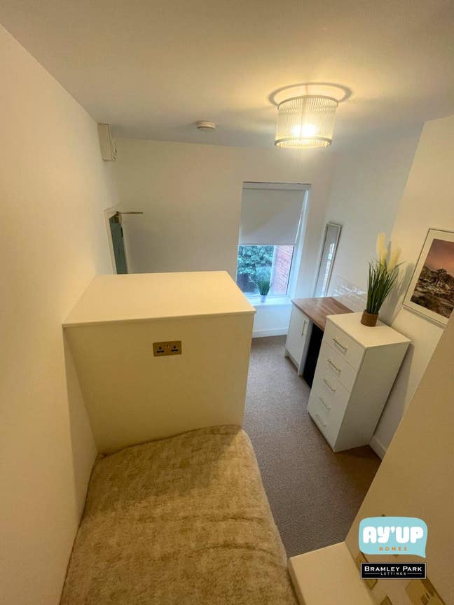 Double Room | 5-Bed Property | 36 Ravensworth DN1 Main Photo