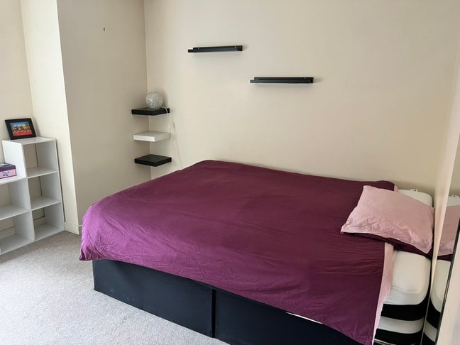 Spacious Double Room in a Warm & Comfortable Home Main Photo