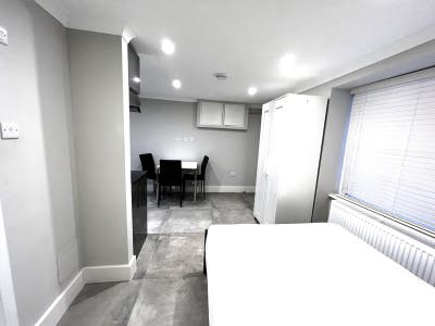 Large Studio in Bloomsbury Bills Included Main Photo