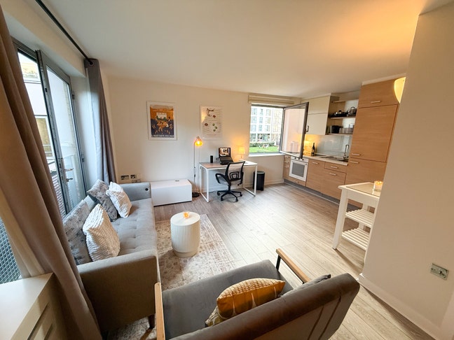 Spacious Studio | Pool, Gym | inc. Wifi & Electric Main Photo