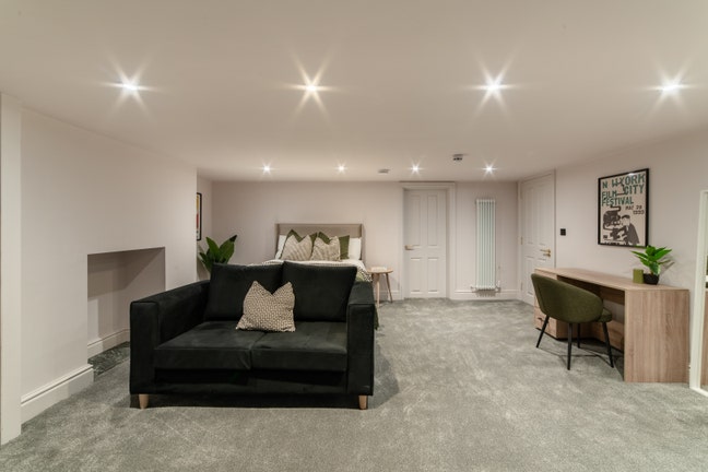 🥝 Large Studio Ensuite - Best Location! Main Photo