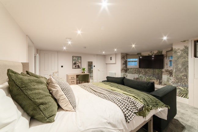 🥝 Large Studio Ensuite - Best Location! Main Photo