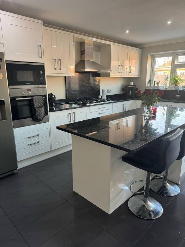 Single and Double room to rent Main Photo