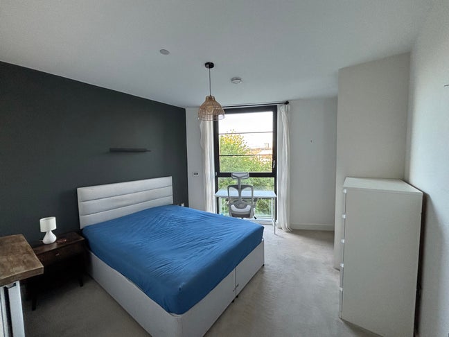 Bright King Room in Modern Flat | Victoria Park Main Photo
