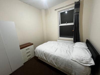 🏡✨ Spacious Double Room Available – Ilford IG3 ✨ Main Photo
