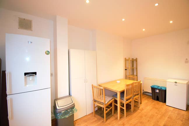 Double room - Close to shops  Main Photo