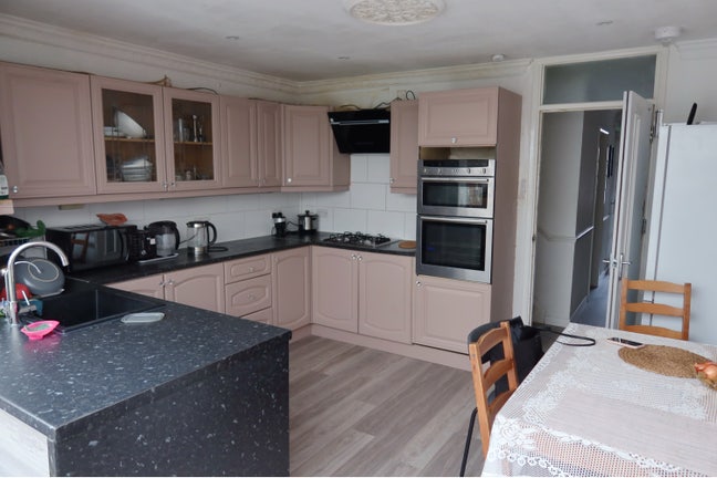 Room to rent close to Custom House station Main Photo