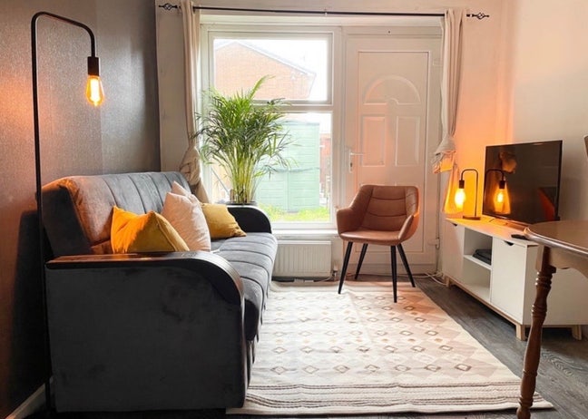 Spacious double bedroom with garden close to town  Main Photo