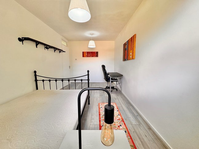 Spacious double bedroom with garden close to town  Main Photo