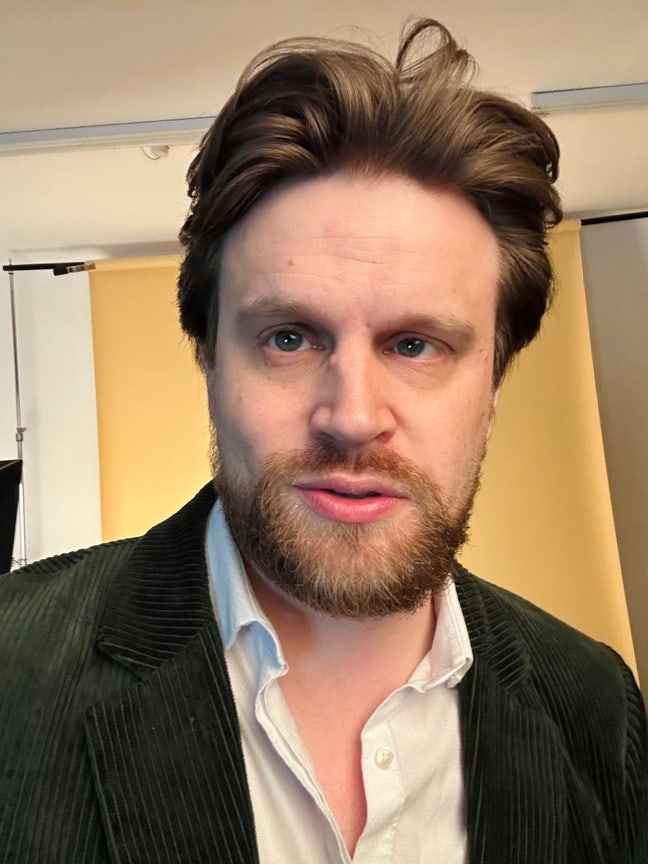 Searching for a large double room  Main Photo