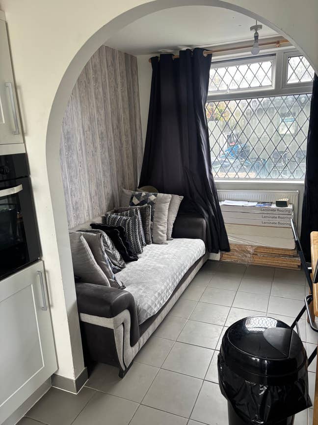 ** Large Double Room Available in B23 Area ** Main Photo