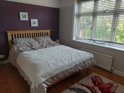 Large Bedroom in Family House, Centre of Farnham Main Photo