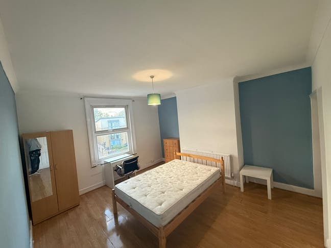 View Today! Move Asap in a 4-Bed in Stratford Main Photo