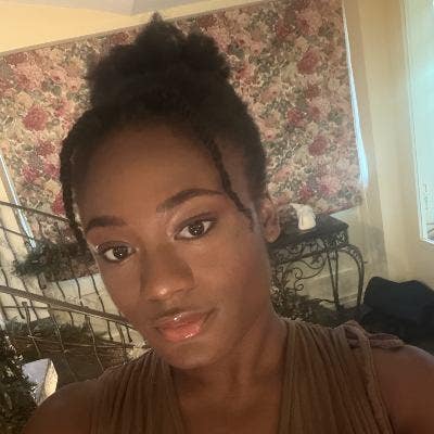 24F professional looking for a place Main Photo