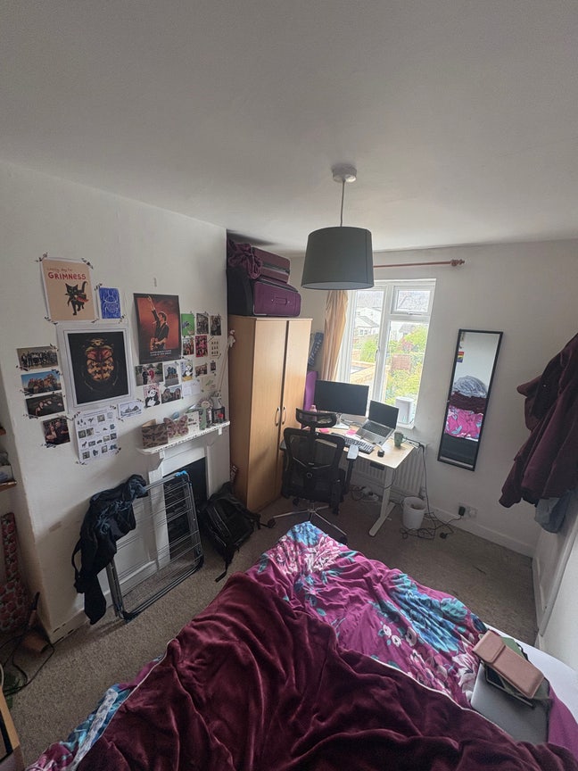 Lovely double room available in a friendly house! Main Photo