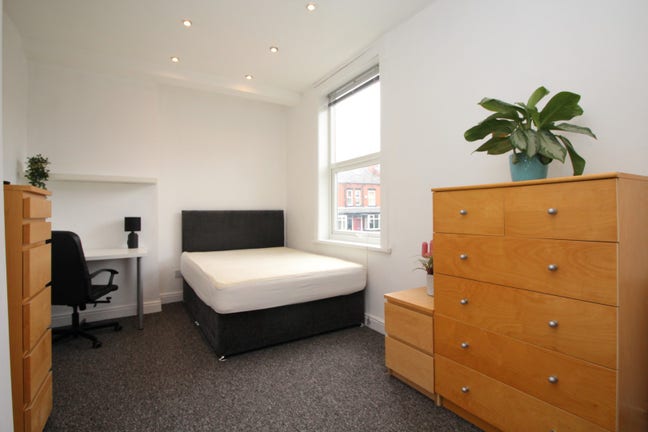 *1 Large Room * Lovely Refurbed House * No Fees * Main Photo