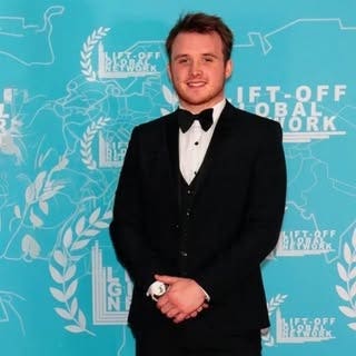 Hi! I'm a professional male aged 26 working f... Main Photo