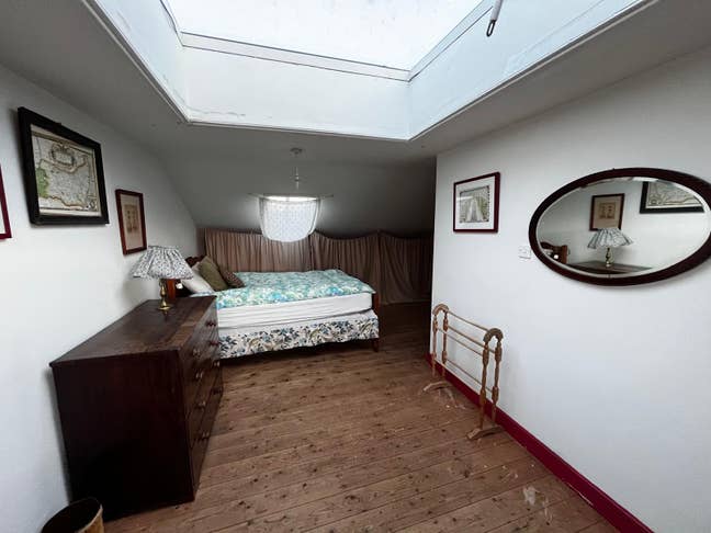 Spacious Attic Bedroom Rent Shared House Stockwell Main Photo