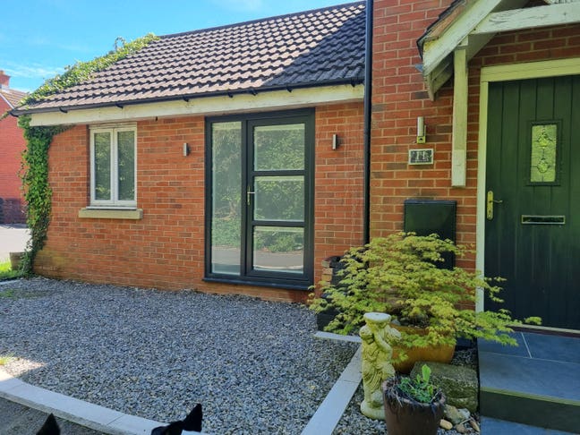 Self contained double room with en suite & parking Main Photo