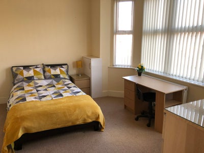 Spacious Room near transport and amenities Main Photo