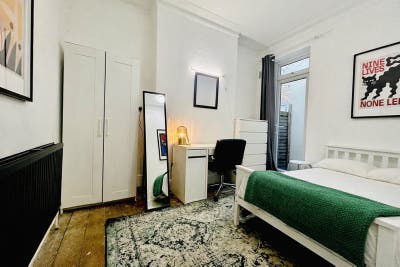 Two Spacious Rooms 🛏  - Huge Lounge & Garden 🌳  Main Photo